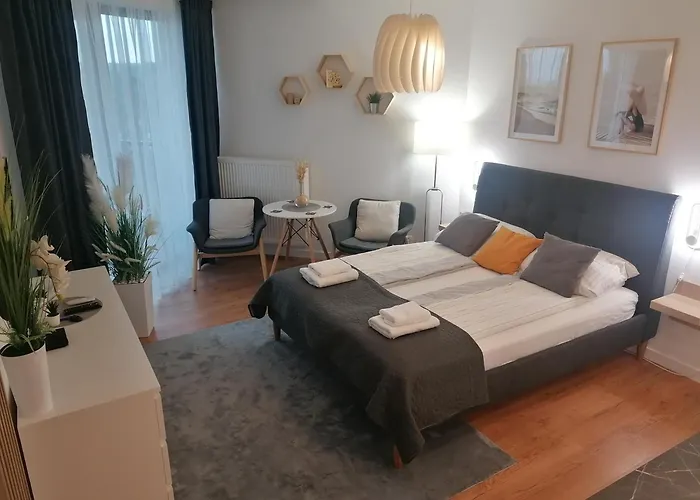 Pinea Z Widokiem Na Morze Z Basenem I Przy Plazy