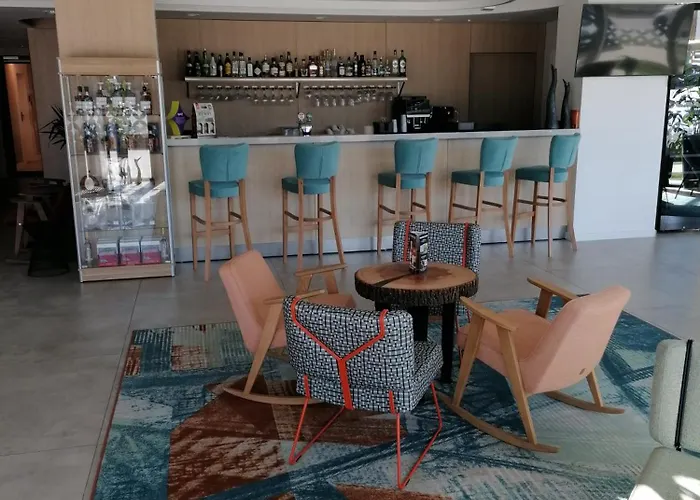 Pinea Z Widokiem Na Morze Z Basenem I Przy Plazy Lägenhet